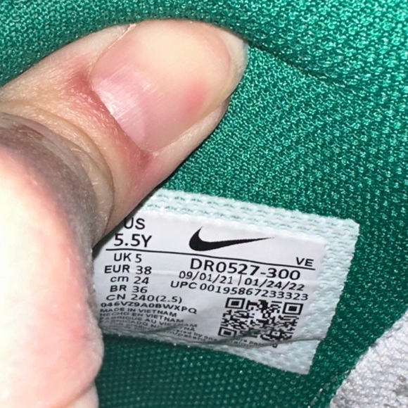 NIKE Dunk High Green White Sneakers w/ Box in Boys Size 5.5 - Picture 8 of 11